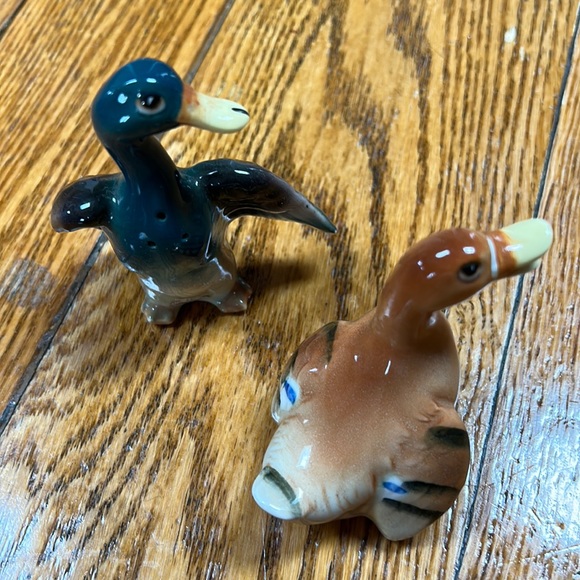 Vintage duck pair salt & pepper shakers.  Still have foil label. Ceramic. - Picture 1 of 7